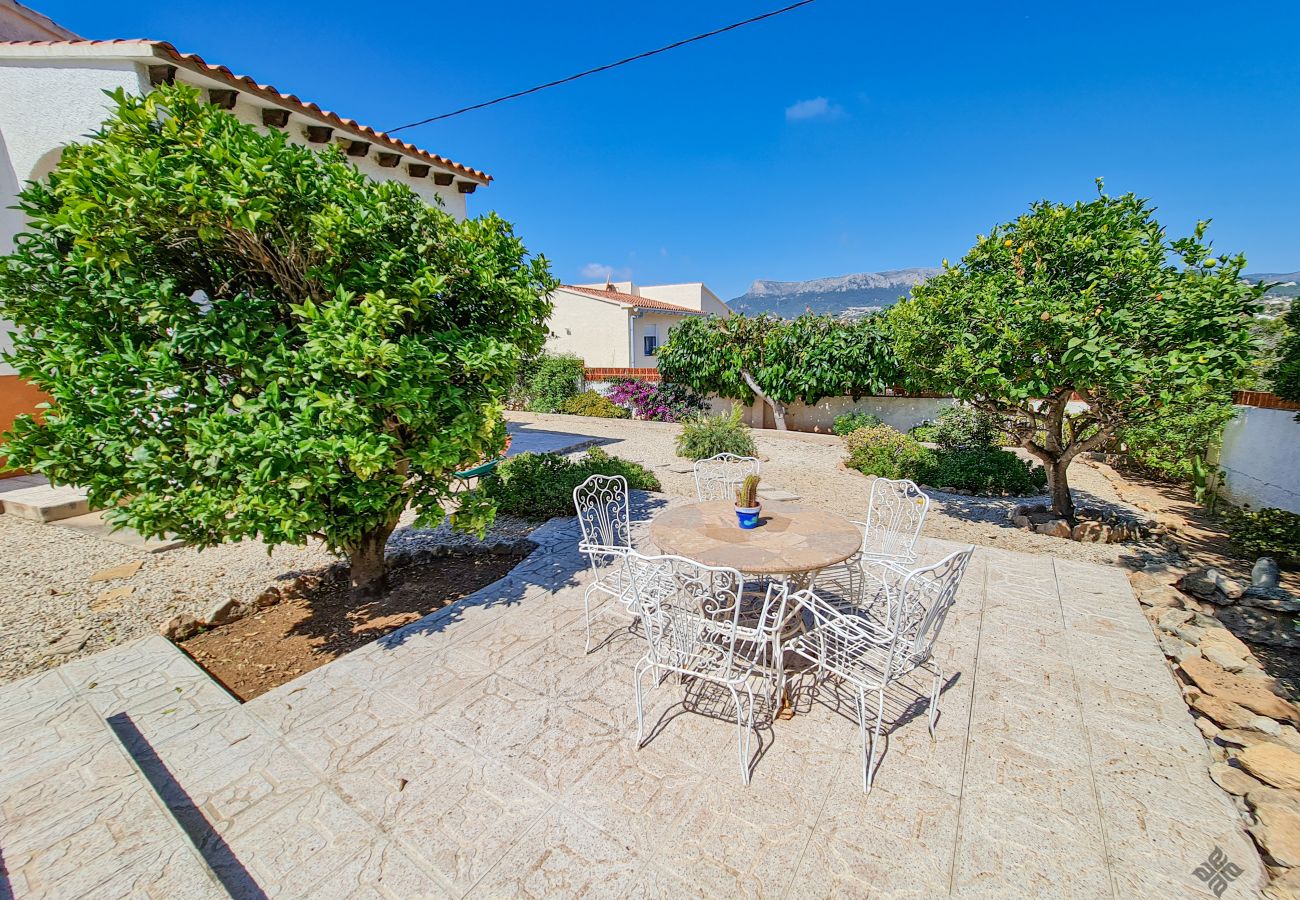 Relajación rodeado de arboles frutales en villa en alquiler Calpe cerca de Playa Calalga