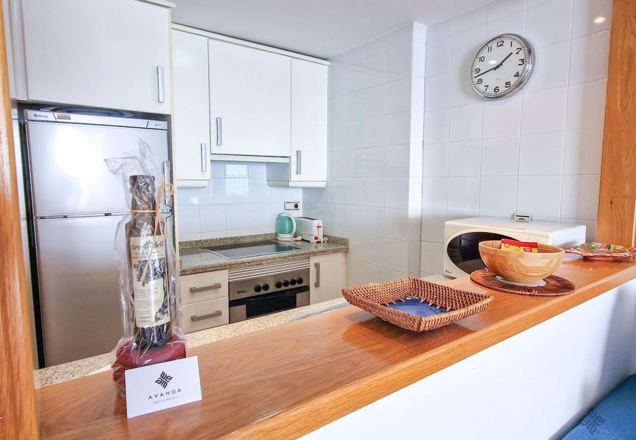 Cocina equipada con barra pasaplatos.