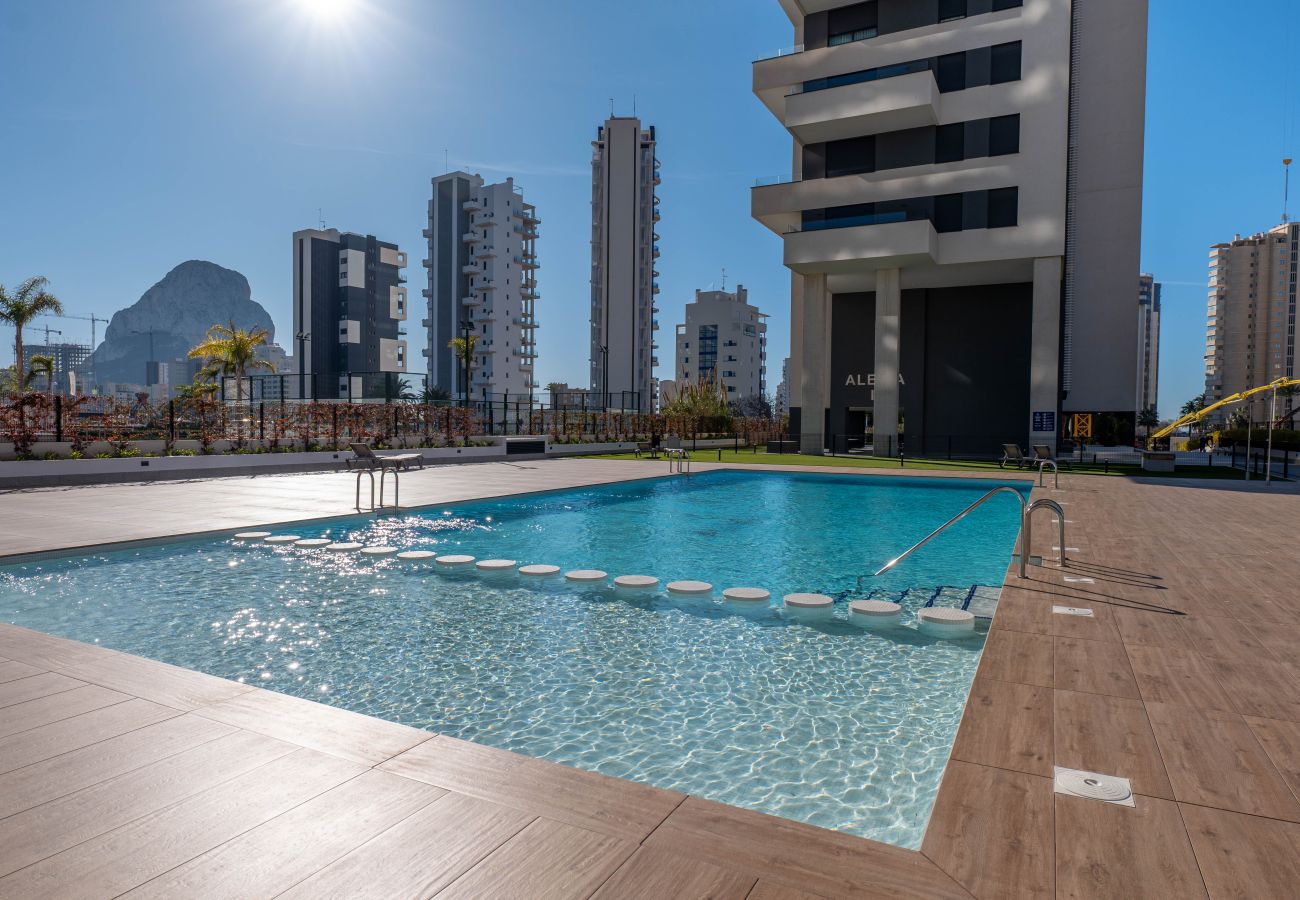 Piscina del edificio para adultos y para niños