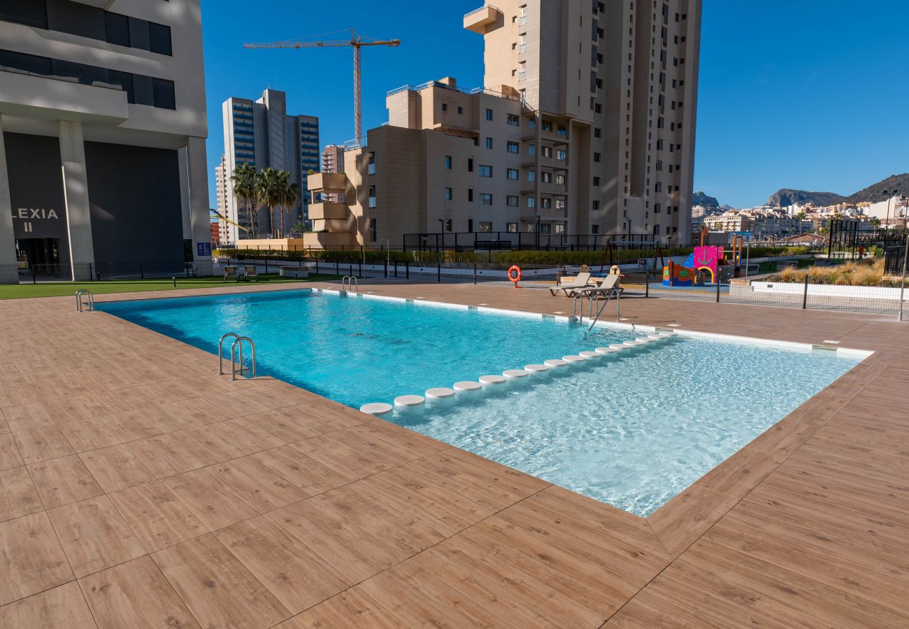 Piscina del edificio para adultos y para niños