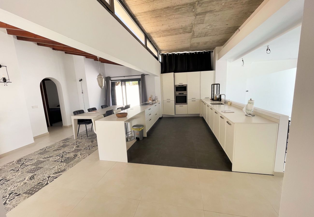 Villa in Moraira - AV-7158