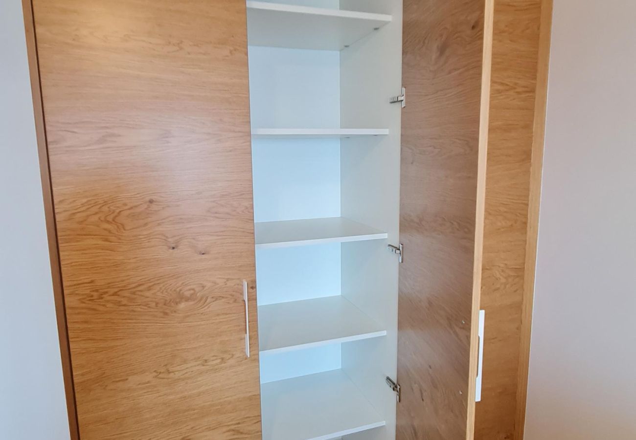 Schlafzimmer mit Kleiderschrank.