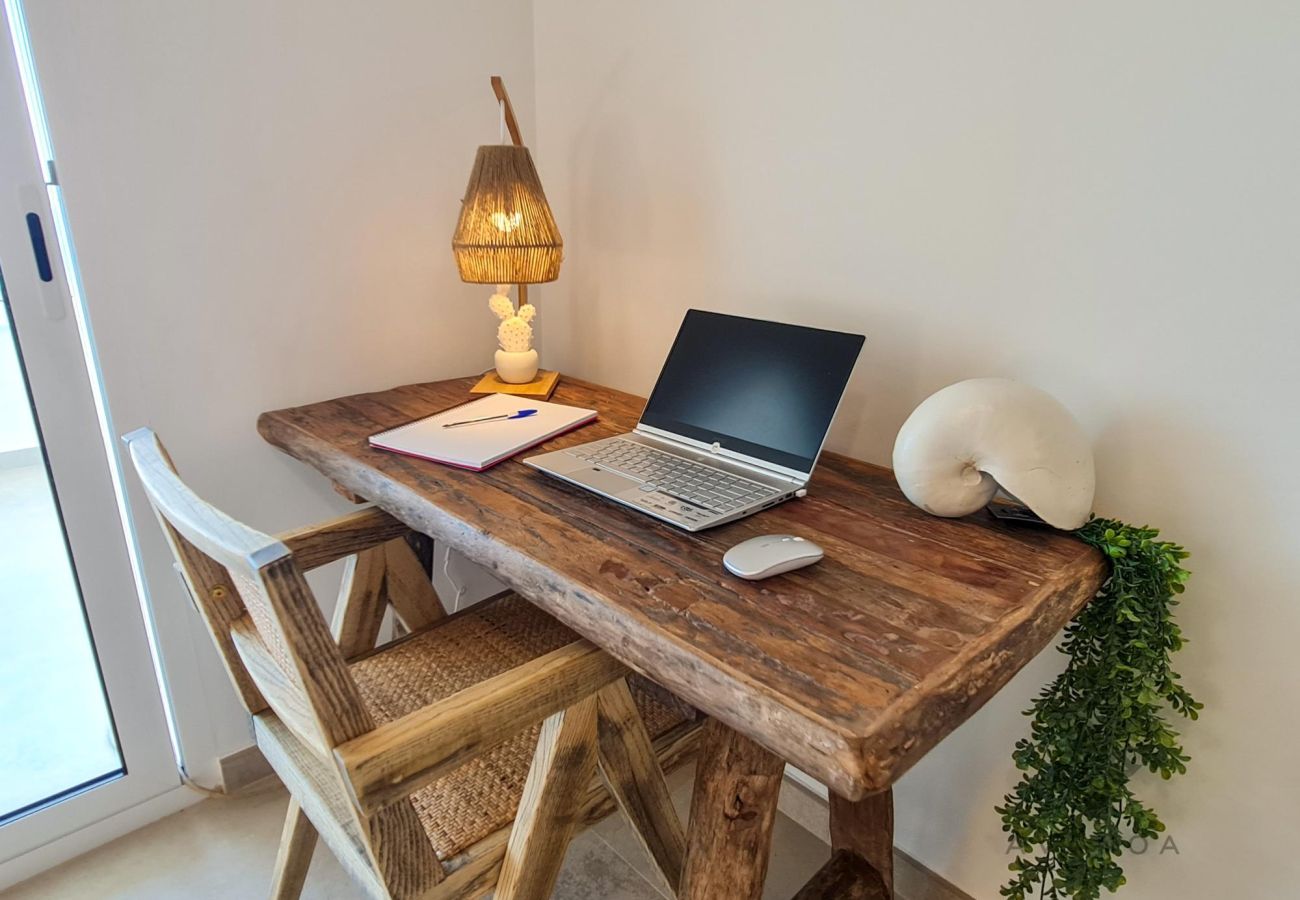 Schlafzimmer mit Tageslicht, ausgestattet mit Schreibtisch.