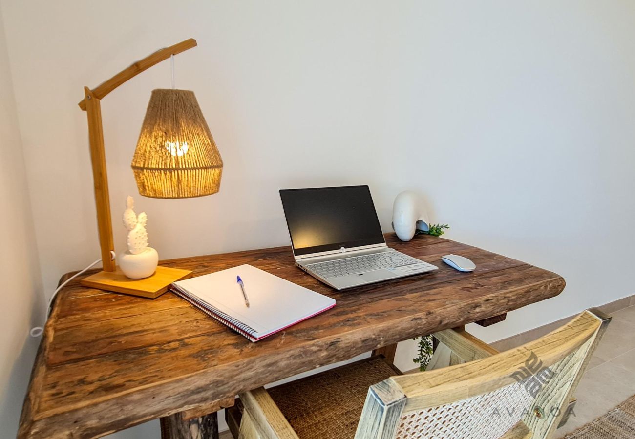 Schlafzimmer mit Tageslicht, ausgestattet mit Schreibtisch.