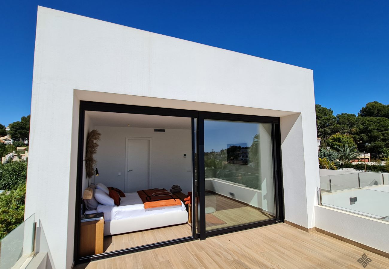 Doppelbett, Terrasse, Pool- und Meerblick.