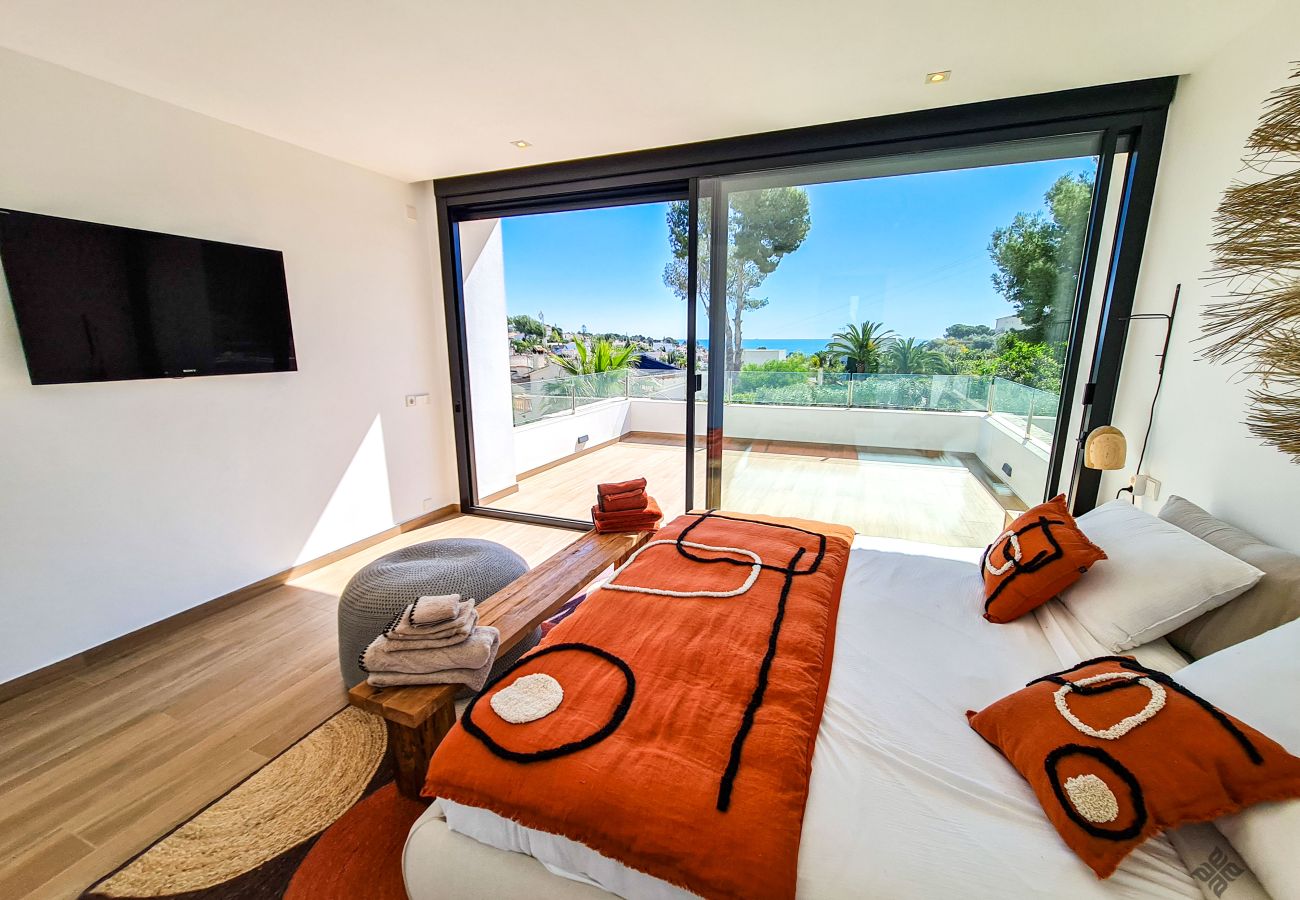 Doppelbett, Terrasse, Pool- und Meerblick.