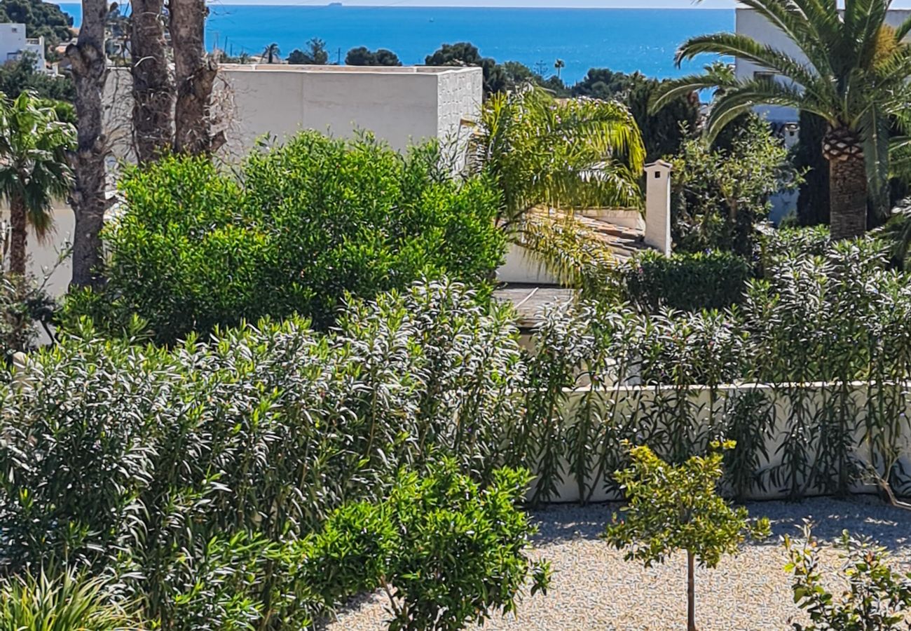 Villa in Benissa mit schönem Garten neben dem Pool.