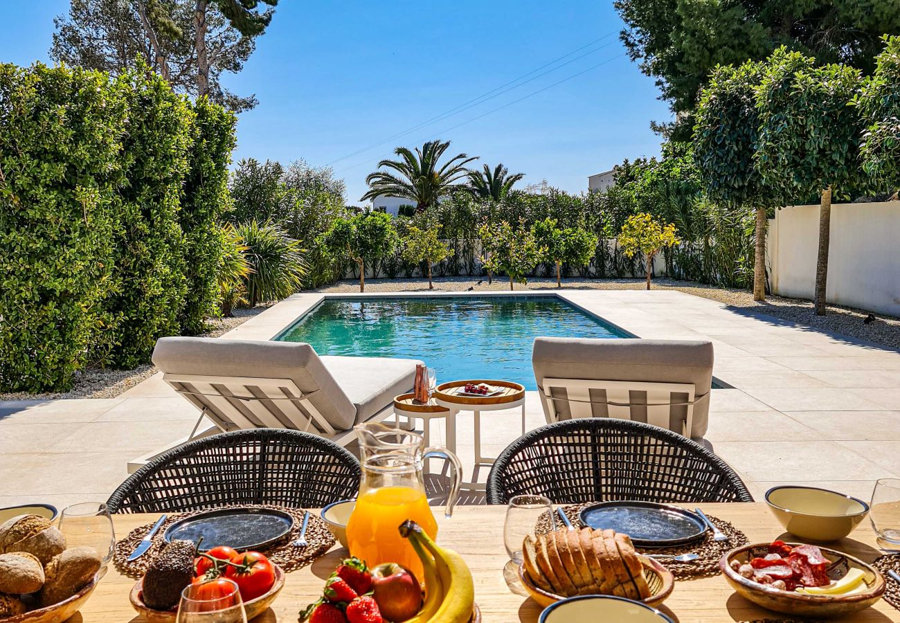 Große Terrasse, genießen Sie die mediterrane Sonne. 