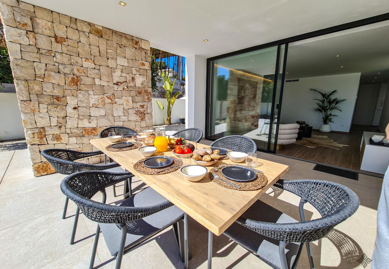 Große Terrasse, genießen Sie die mediterrane Sonne. 