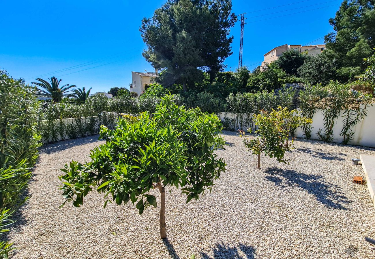 Villa in Benissa mit schönem Garten neben dem Pool.