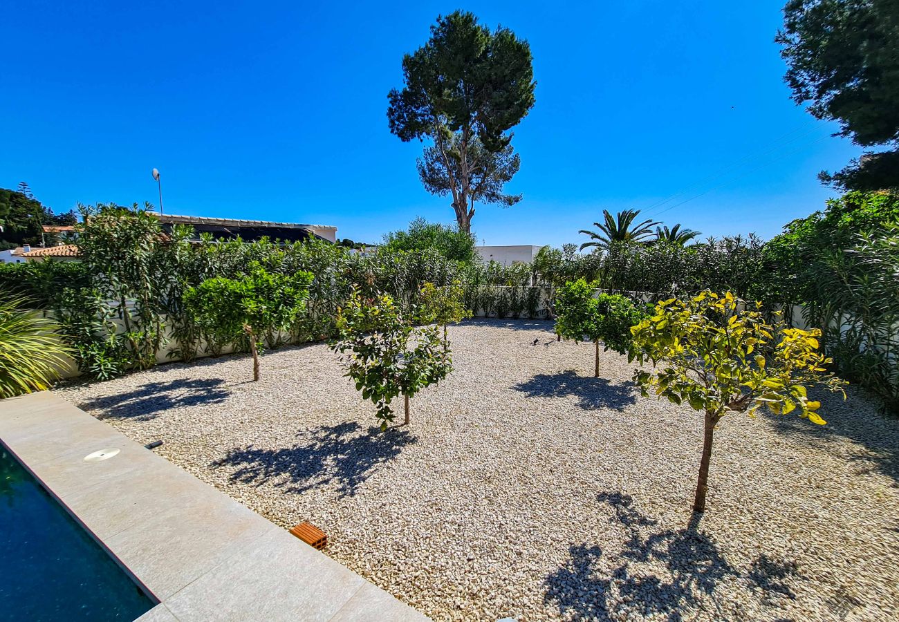 Villa in Benissa mit schönem Garten neben dem Pool.