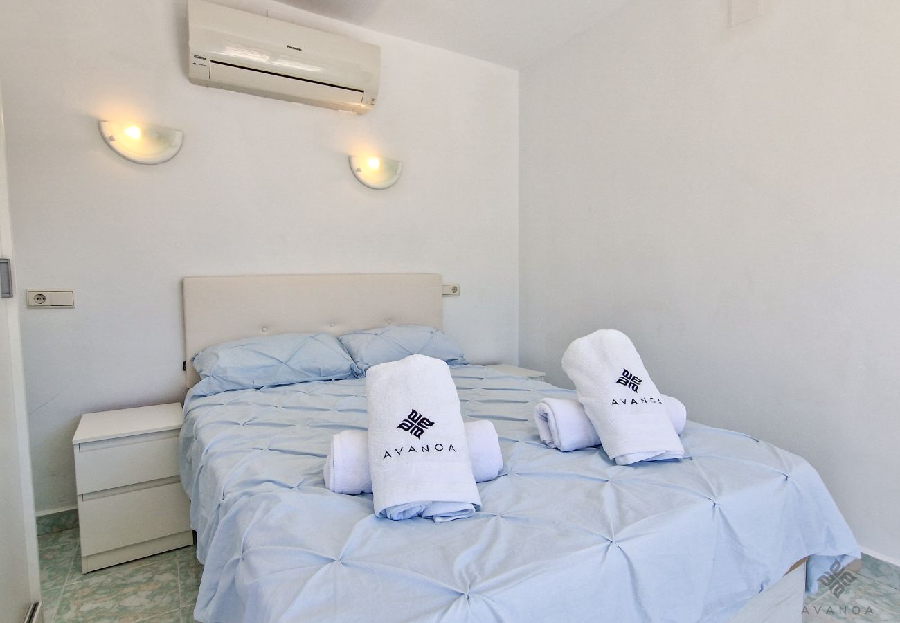 Schlafzimmer mit Doppelbett im klassischen Stil, mit Klimaanlage warm/kalt.