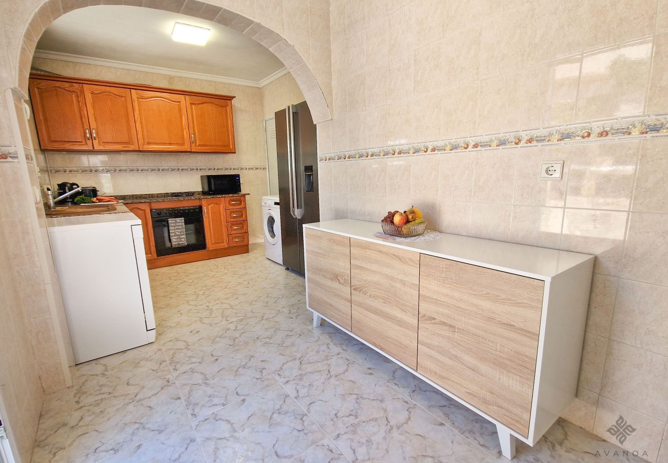 Große Küche mit direktem Zugang vom Erdgeschoss, mit Kiefernmöbeln und gut ausgestattet.
