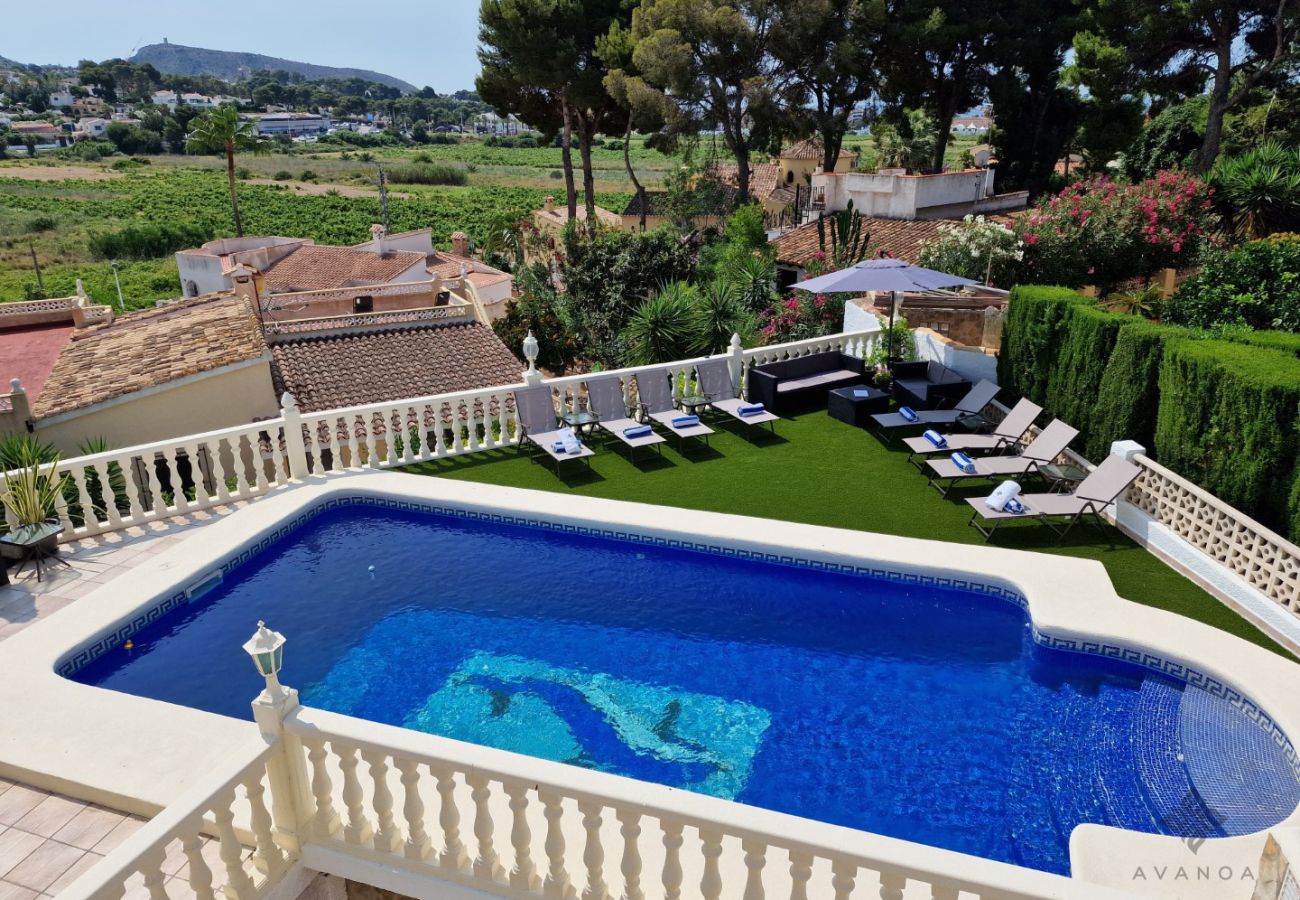 Villa in Moraira zur Ferienvermietung mit Blick auf den Chill-out-Bereich und den Pool.