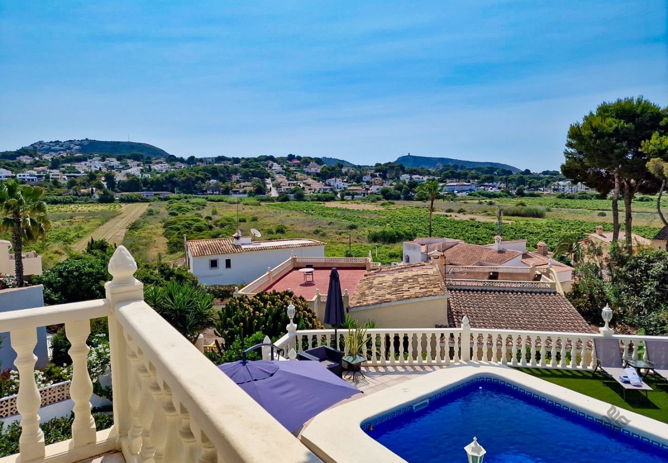 Blick vom oberen Balkon über die geschützte Landschaft von Les Sorts Teulada Moraira.