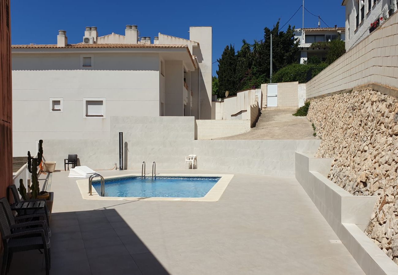 Duplex-Penthouse im Zentrum von Altea mit teilweisem Meerblick und gemeinschaftlichem Schwimmbad.