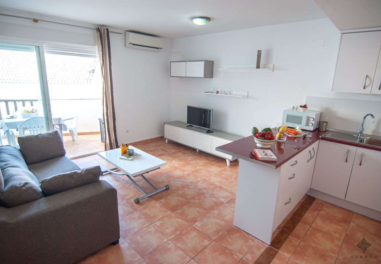 Duplex-Penthouse im Zentrum von Altea mit teilweise Meerblick mit Wohn-Esszimmer und offener Küche.