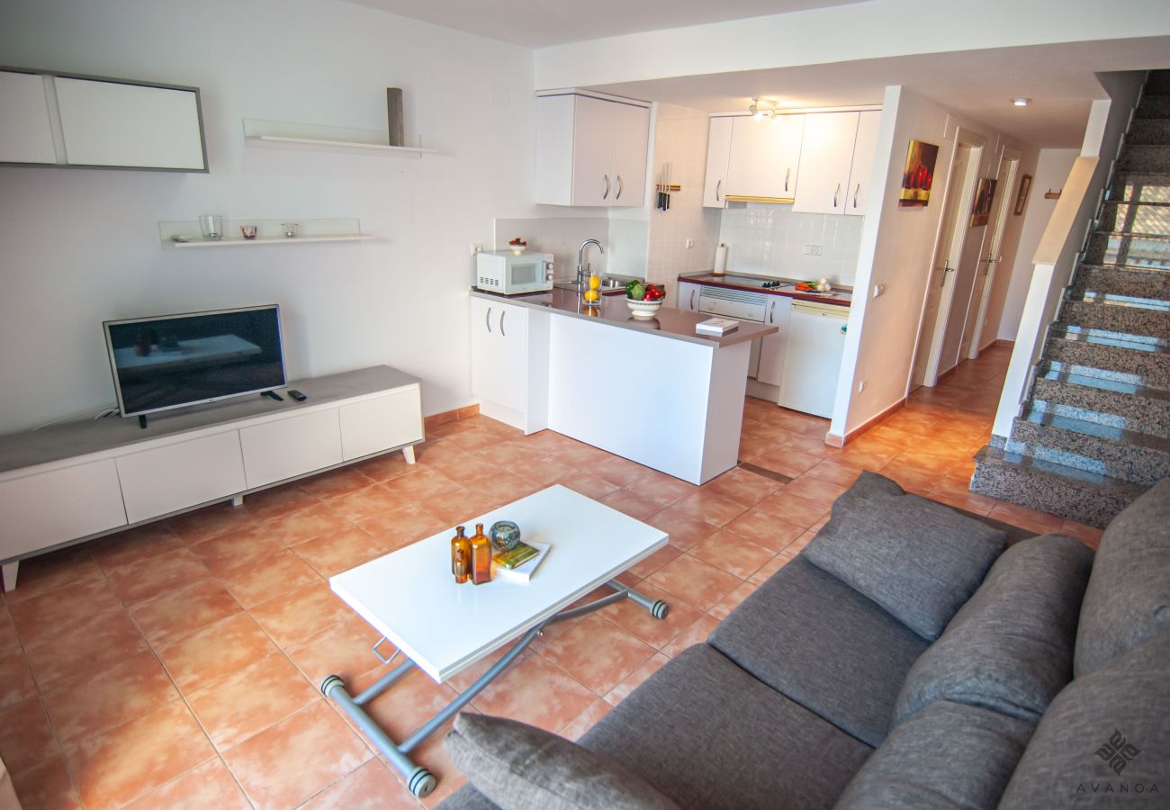 Duplex-Penthouse im Zentrum von Altea mit teilweise Meerblick mit Wohn-Esszimmer und offener Küche.