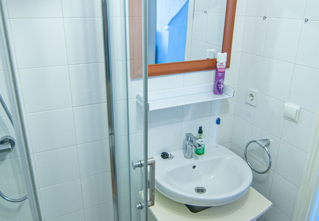 Duplex-Penthouse im Zentrum von Altea mit teilweisem Meerblick, Bad mit Dusche im Erdgeschoss