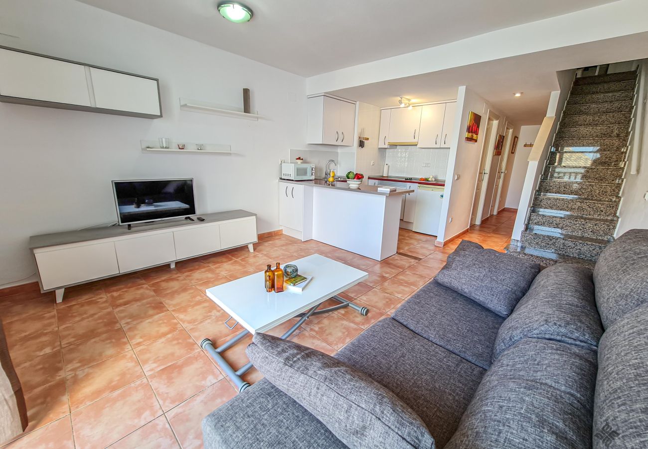 Duplex-Penthouse im Zentrum von Altea mit teilweise Meerblick mit Wohn-Esszimmer und offener Küche.