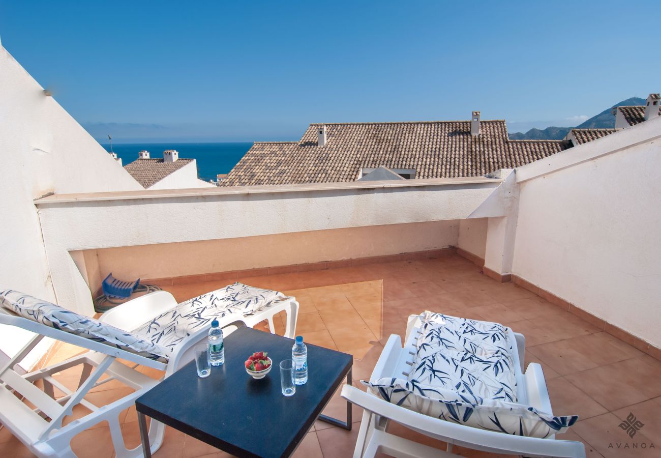 Duplex-Penthouse zur Ferienvermietung im Zentrum von Altea mit teilweisem Meerblick von den Terrassen.