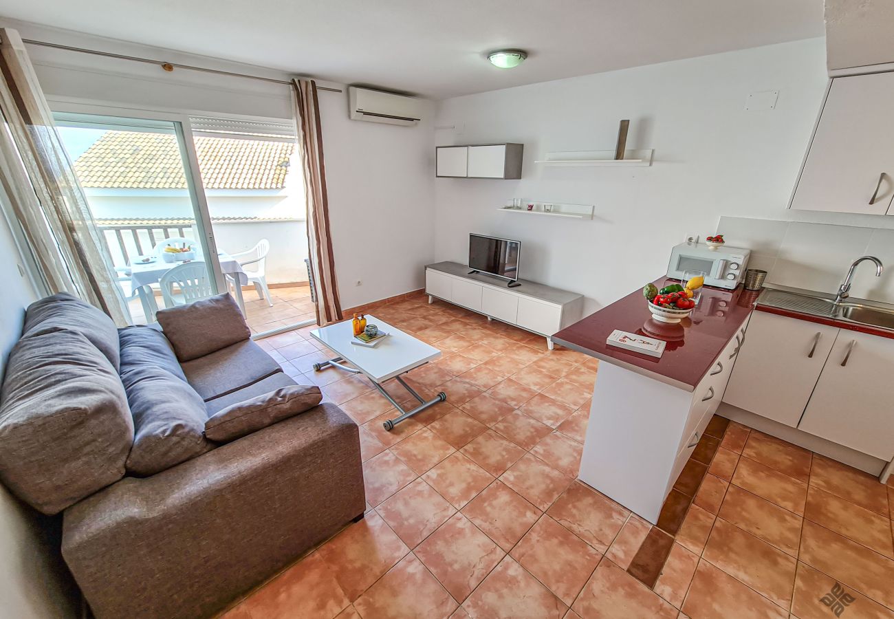 Duplex-Penthouse im Zentrum von Altea mit teilweise Meerblick mit Wohn-Esszimmer und offener Küche.