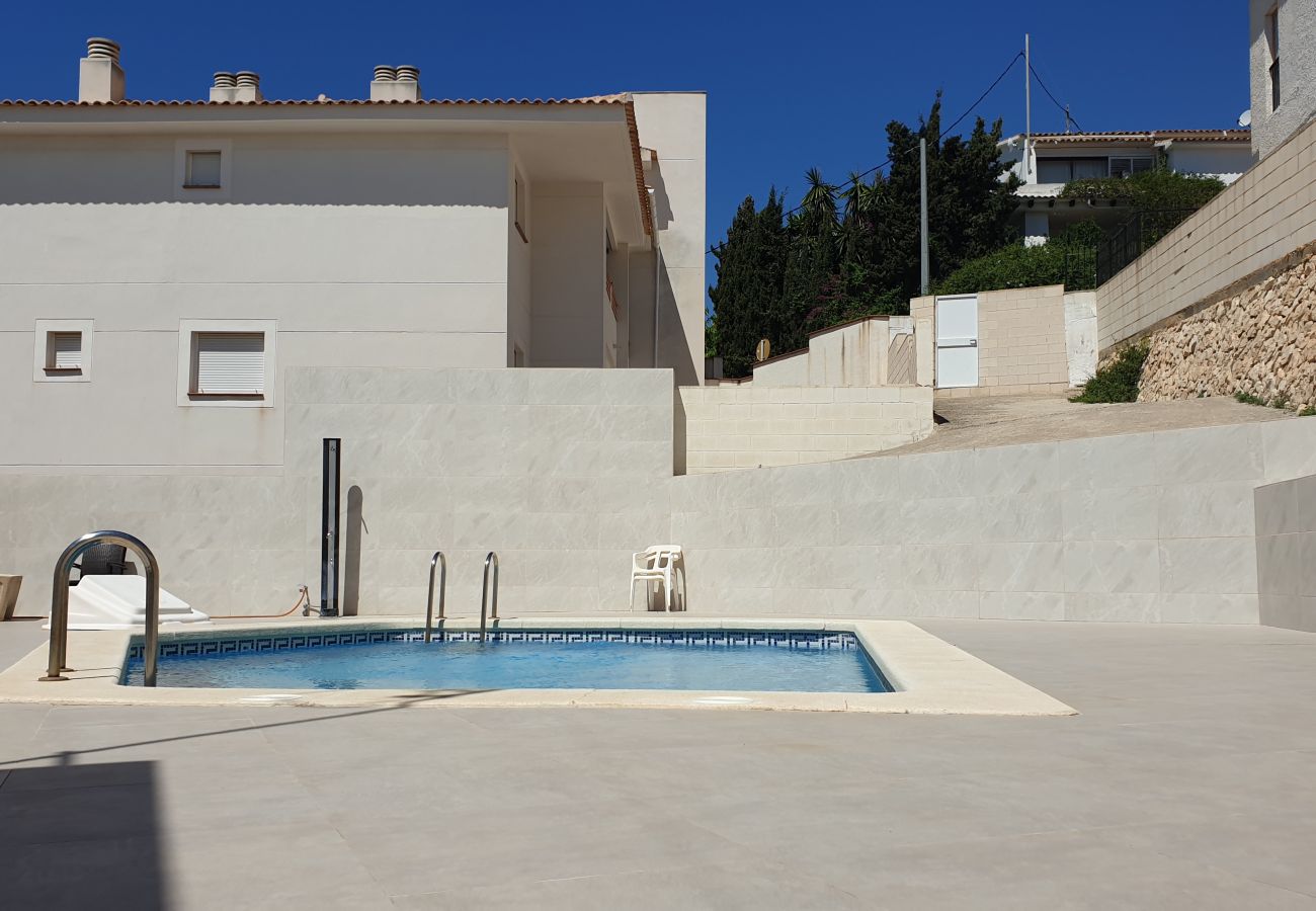 Duplex-Penthouse im Zentrum von Altea mit teilweisem Meerblick und gemeinschaftlichem Schwimmbad.