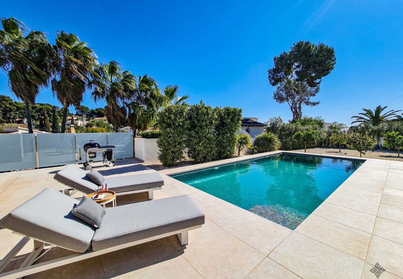 Belle villa avec piscine, terrasse et jardin. 