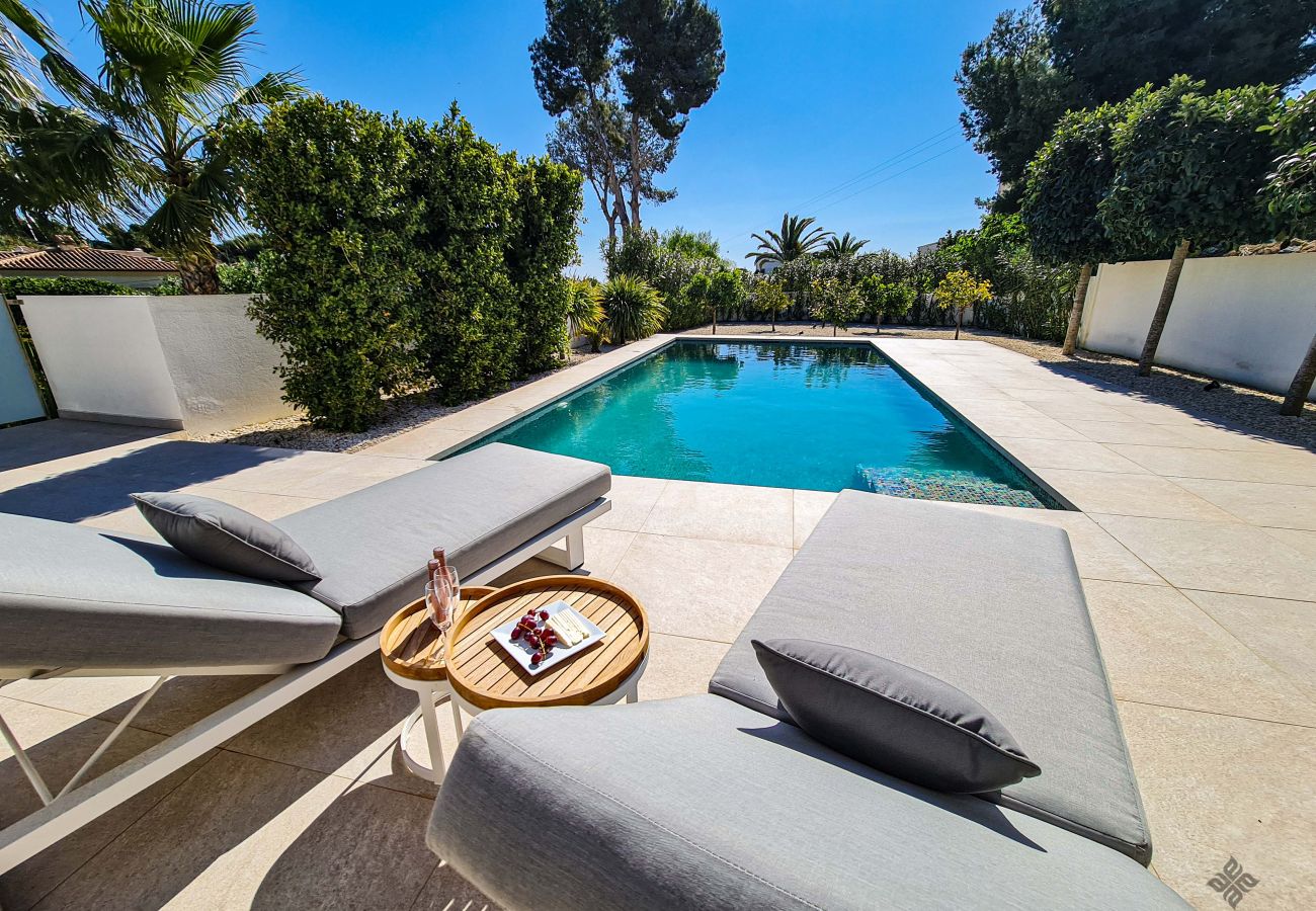 Belle villa avec piscine, terrasse et jardin. 