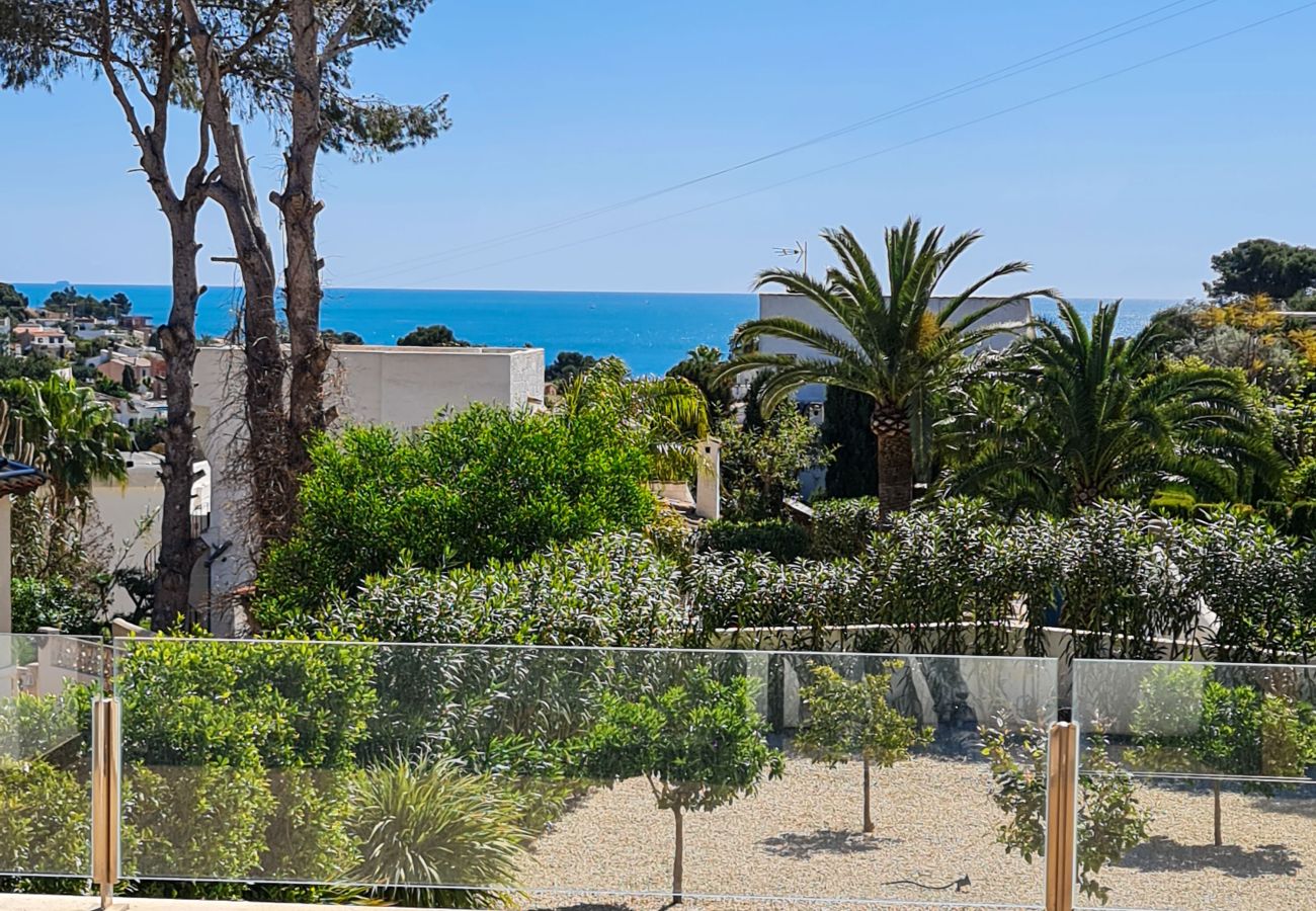 Villa à Benissa avec jardin, piscine et vue sur la mer.