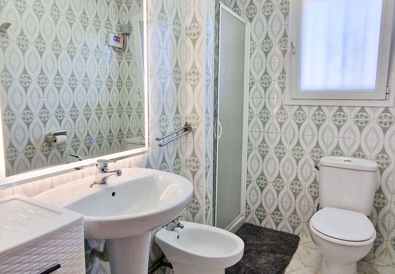 Villa à louer avec salle de bain séparée avec douche au rez-de-chaussée.
