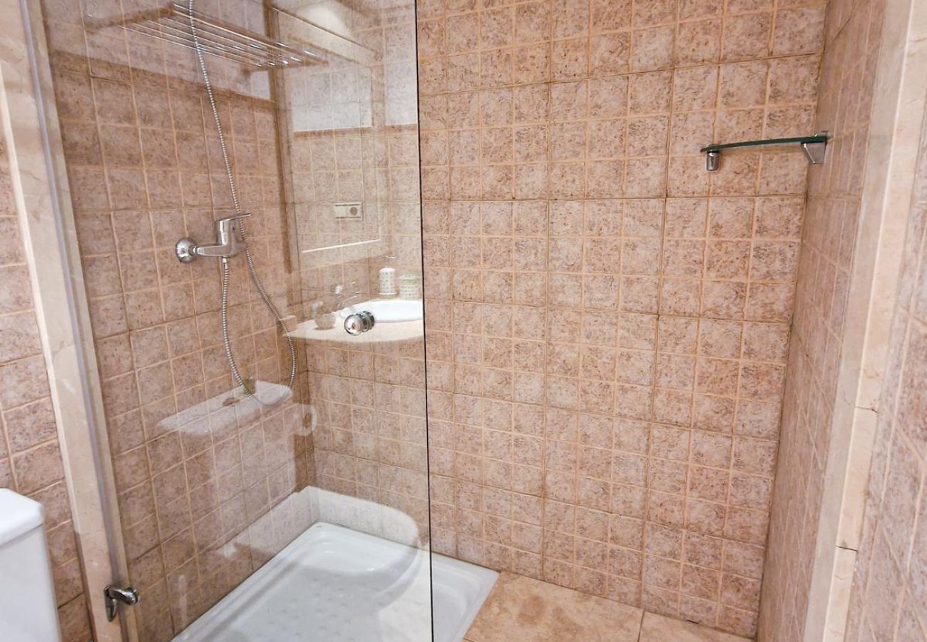 Salle de bain avec douche.